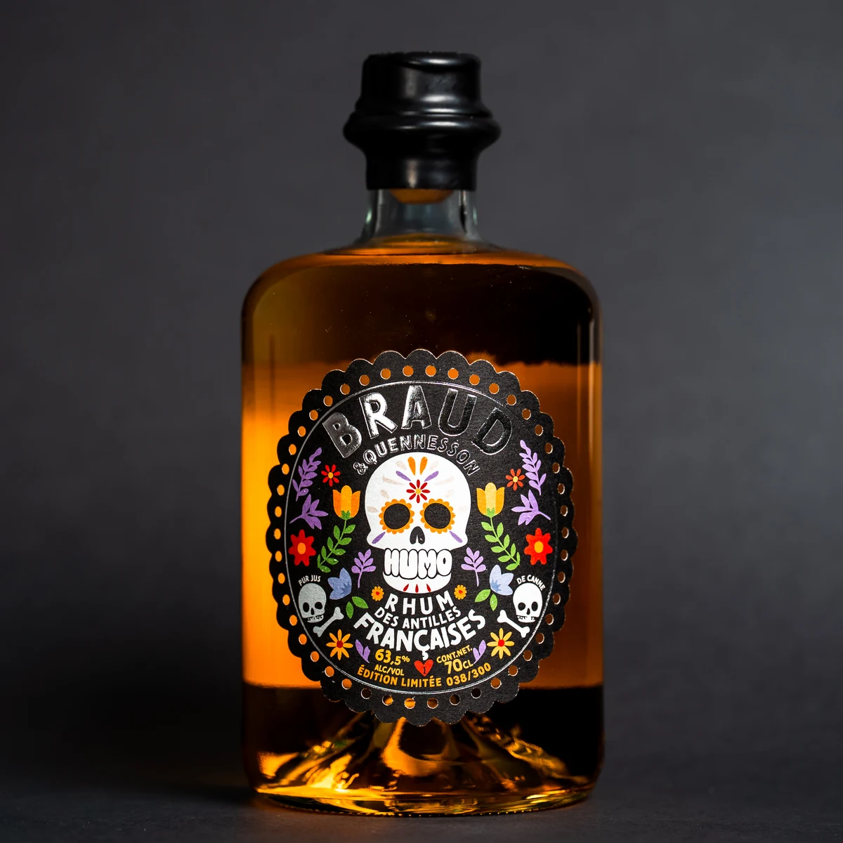 Bouteille de rhum Humo Braud & Quennesson, étiquette ornée d’un crâne et de fleurs