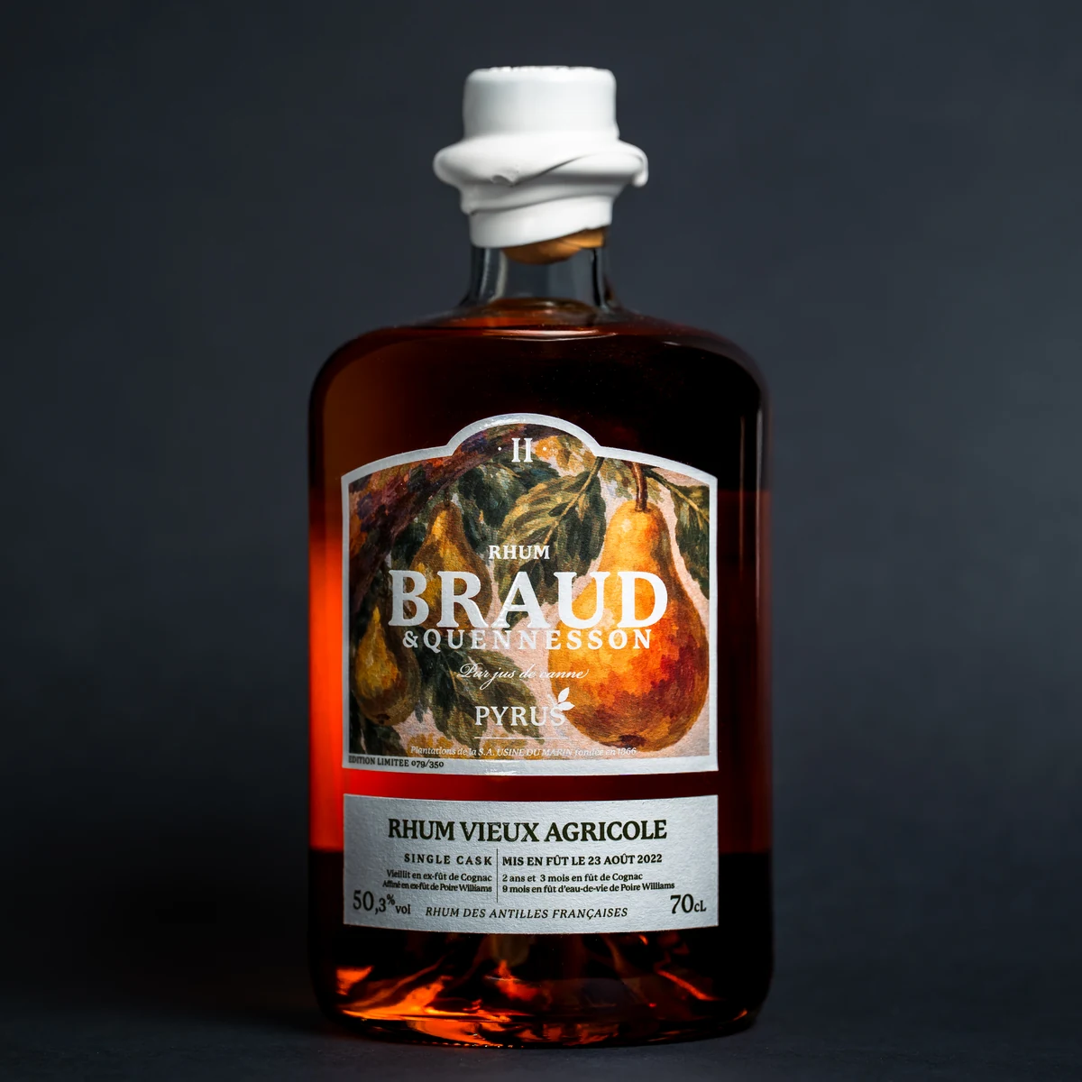 Bouteille de rhum Pyrus Braud & Quennesson, étiquette illustrée de poires